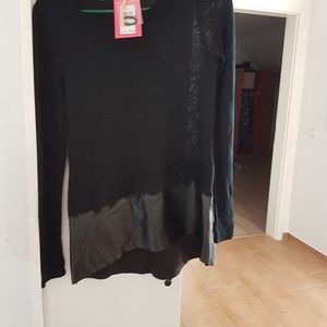 Light gorgoeous sweater by Chelsea and Violet