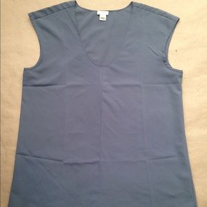 Gray cap-sleeve shirttail blouse