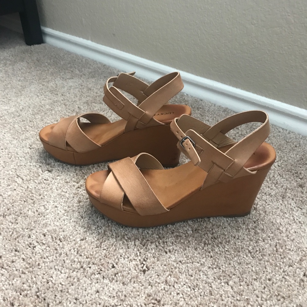 Cute Lucky brand tan sandals