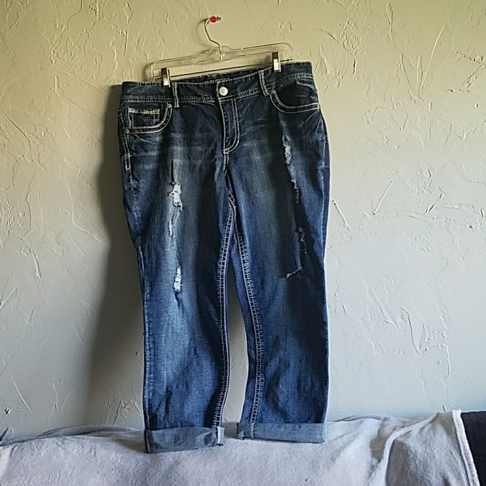 Maurices denim destructed capris size 16