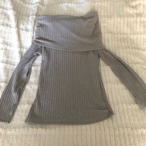 Long sleeve cowl neck ribbed top.