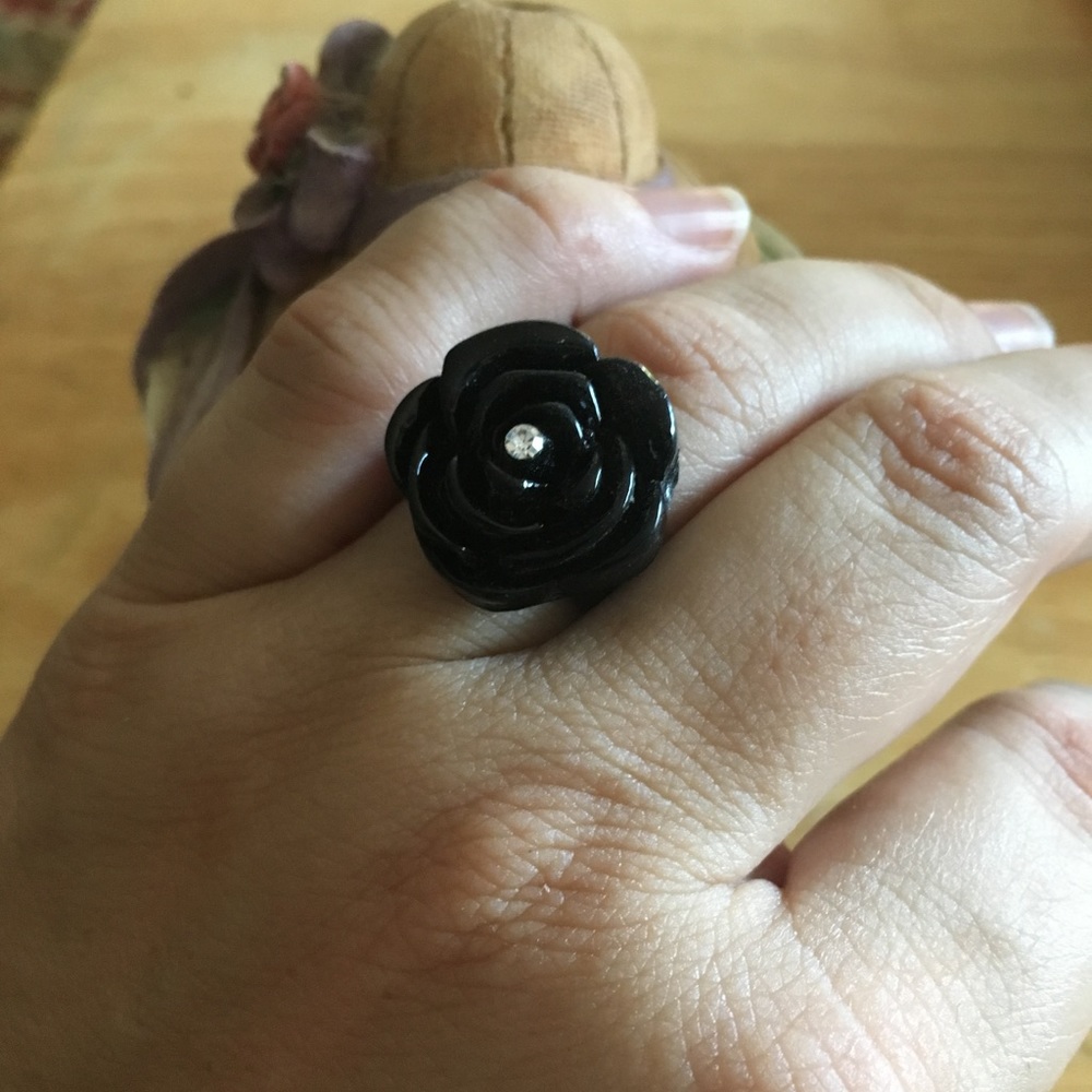 Black adjustable ring