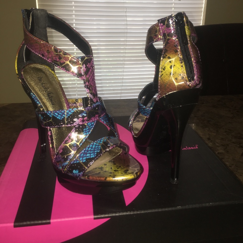 Beautiful multicolor platform heels sandals!