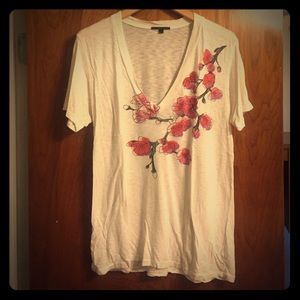 Super comfy printed vneck tshirt