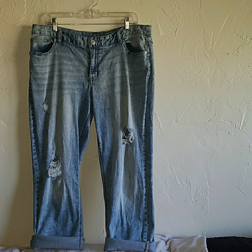 Maurices destructed denim capris size 15/16