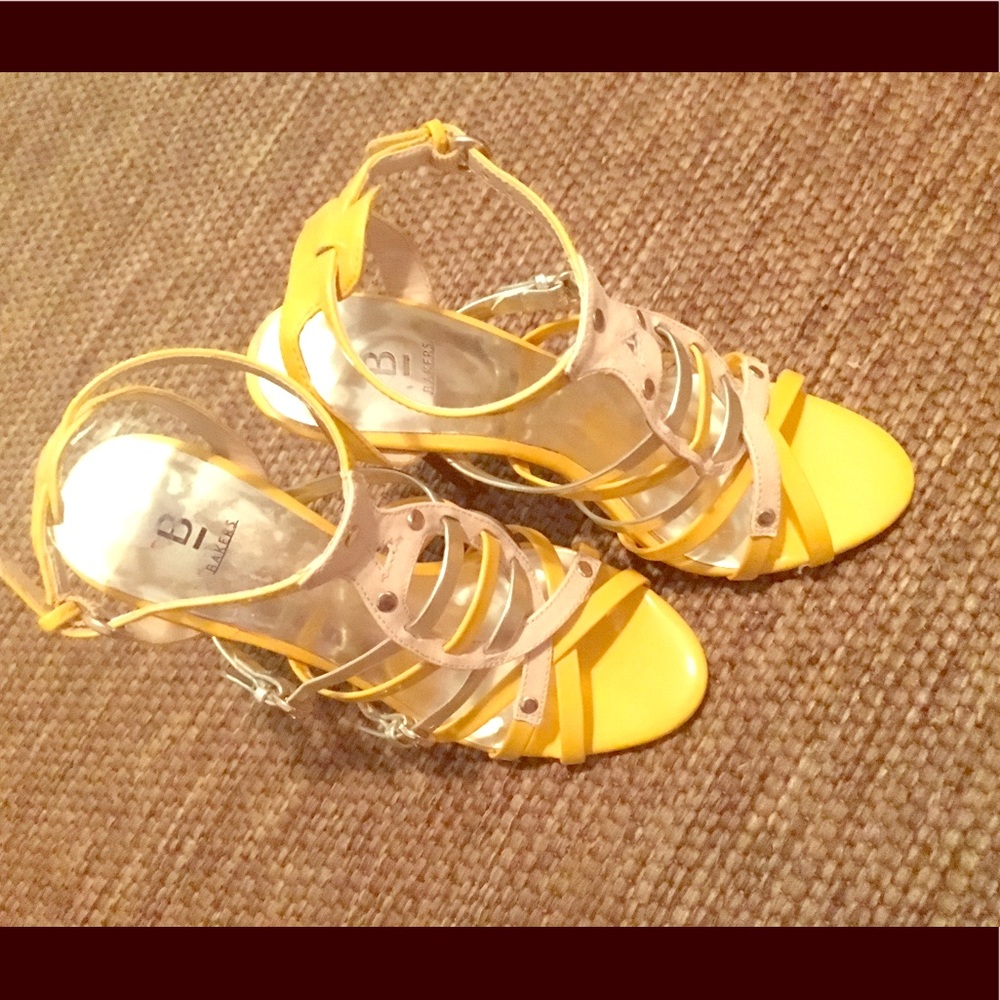 Super sexy Bakers yellow and gold heels!