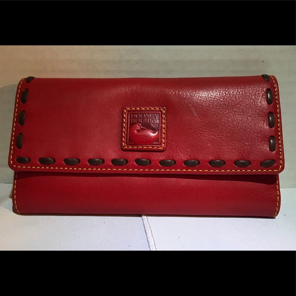 Dooney & Bourke Florentine Checkbook  **PRICE⬇️**