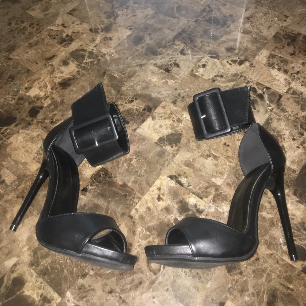 Sexy dancing black shoes! Strap around the ankles.