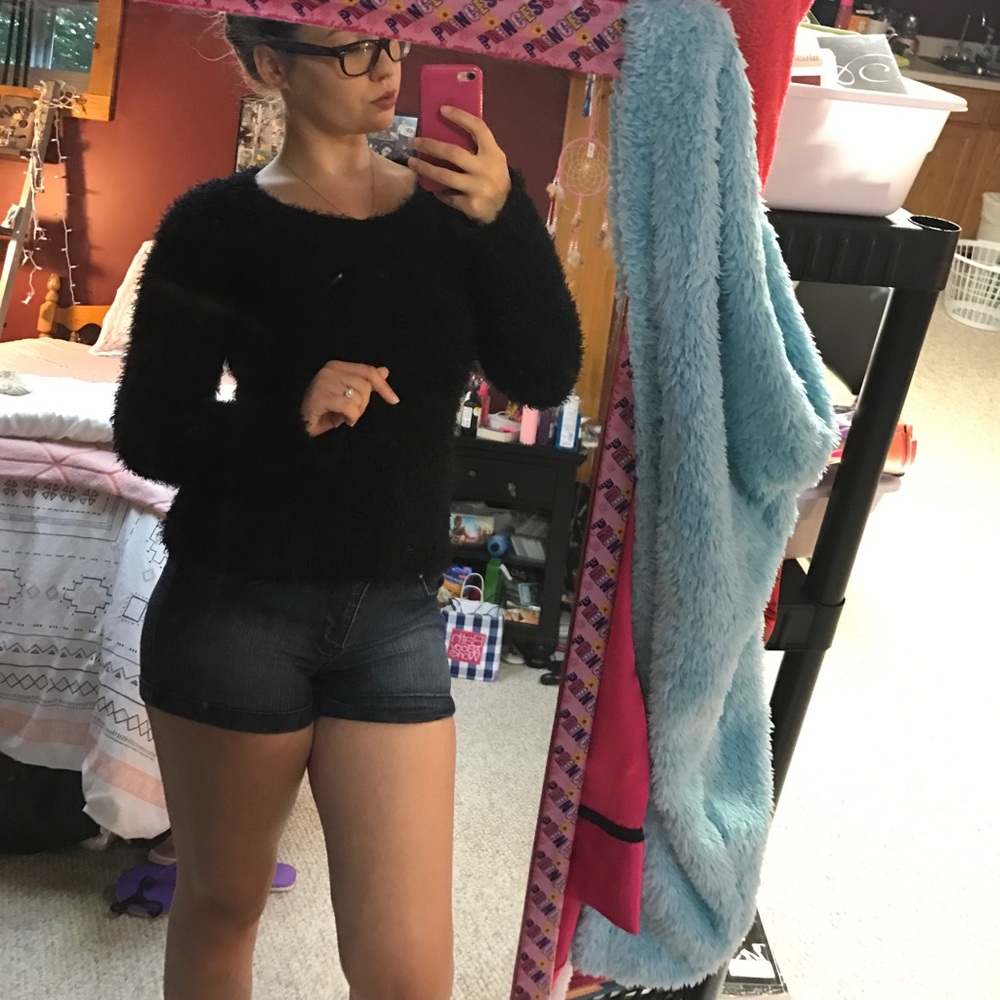 BLACK FUZZY SWEATER