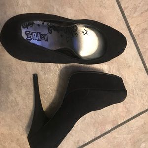 Black high heels size 7w