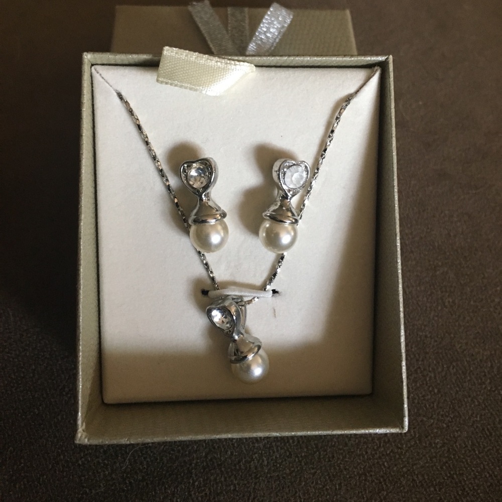 Earring and necklace set