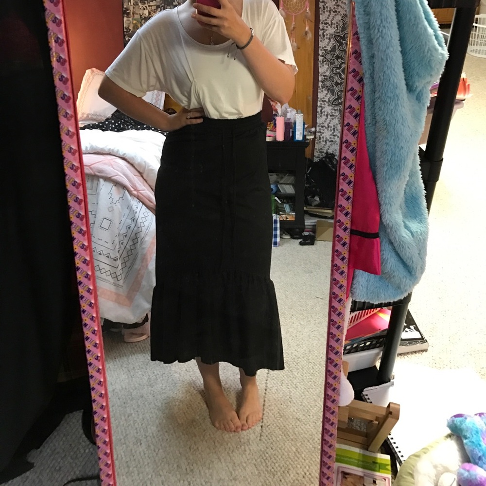 BLACK LONG HIGH LOW SKIRT.