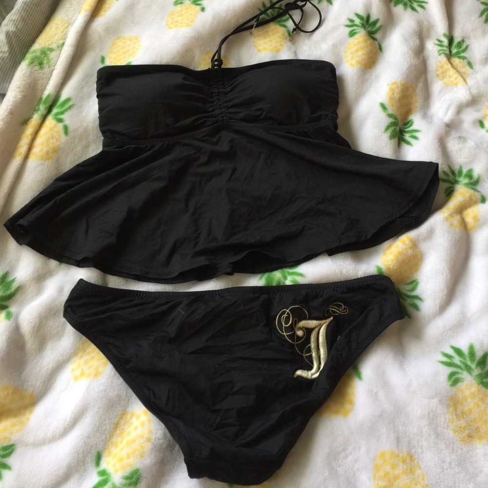 Adorable, ruffled Juicy Couture bathing suit! 👙🌴