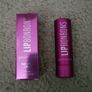 Lip bonbon in red velvet cake