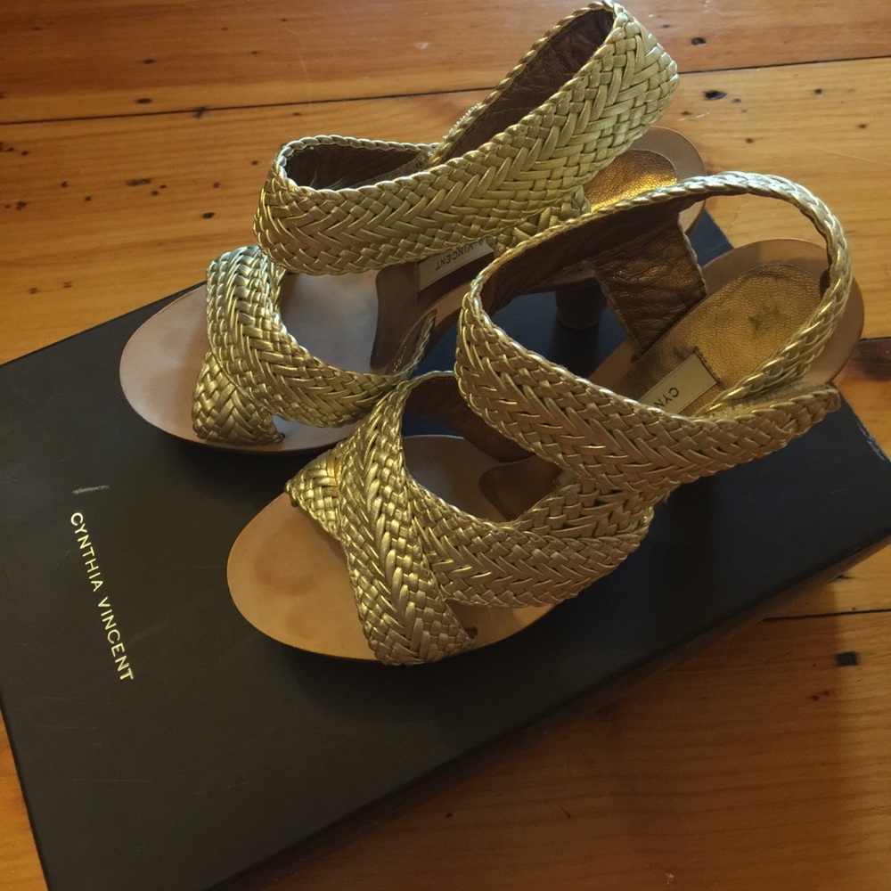 Cynthia Vincent Brady gold 6.5 sandles