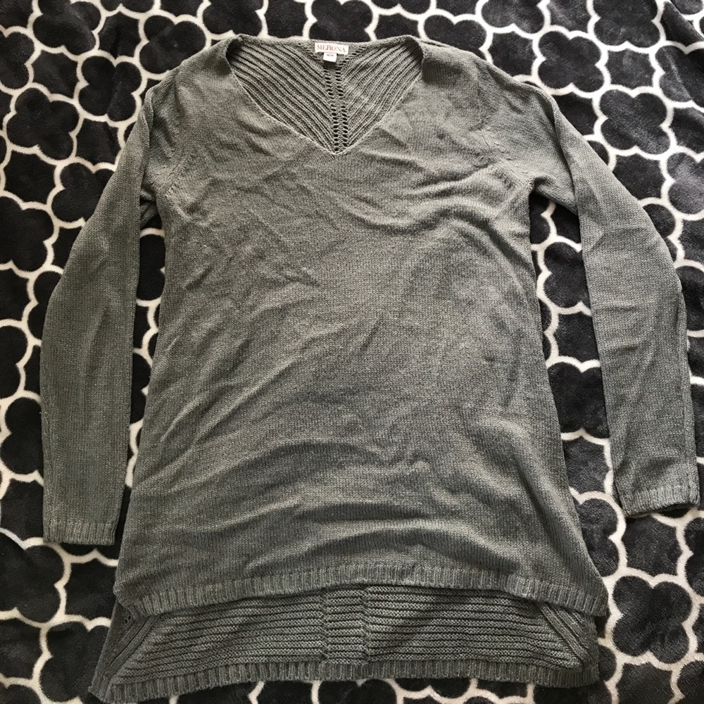 Design back v neck sweater