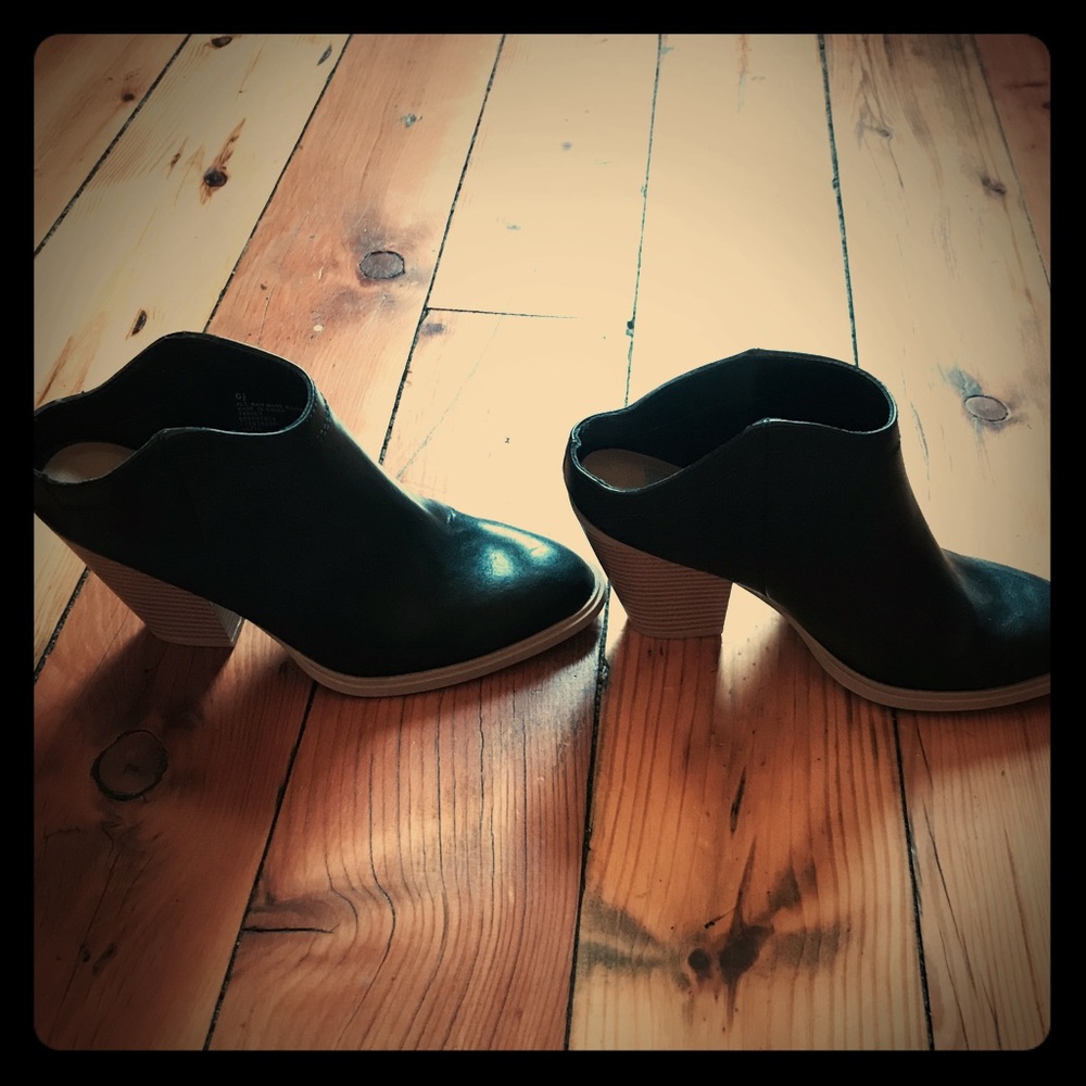 DV black booties 😎 have ONLY BEEN WORN ONCE!