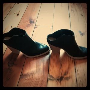 DV black booties 😎 have ONLY BEEN WORN ONCE!