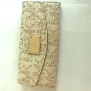 Michael Kors Wallet - like new!