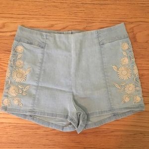 Bullhead Embroidered Hot Shorts NWOT