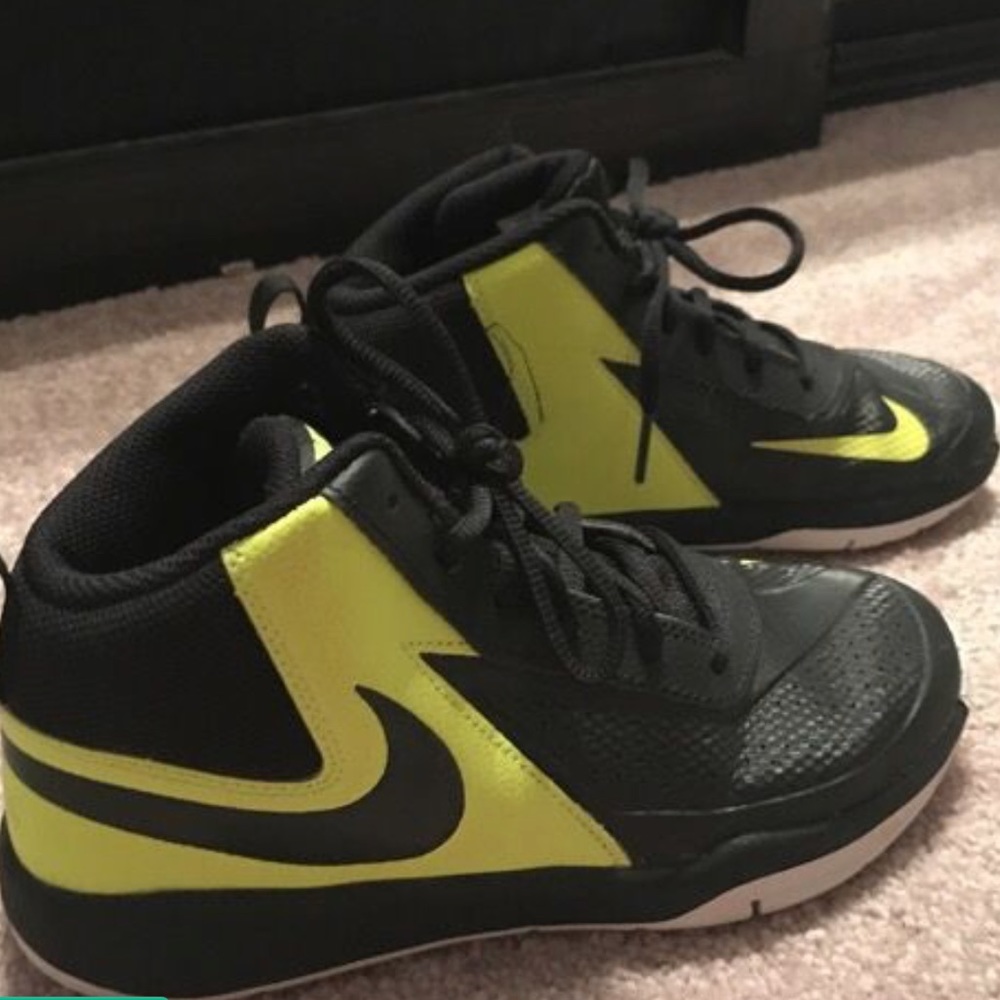 BOYS sz 3 NIKE basketball shoes