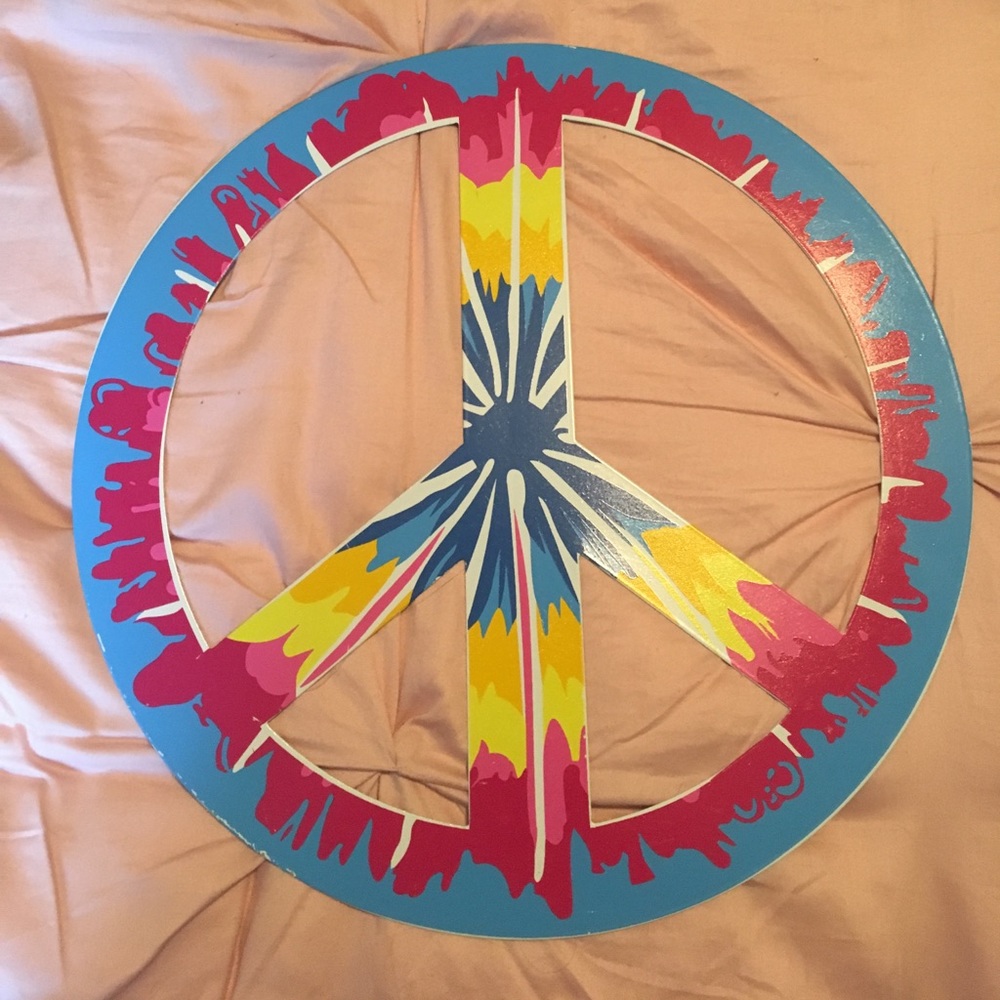Metal Wall Peace Sign Decoration