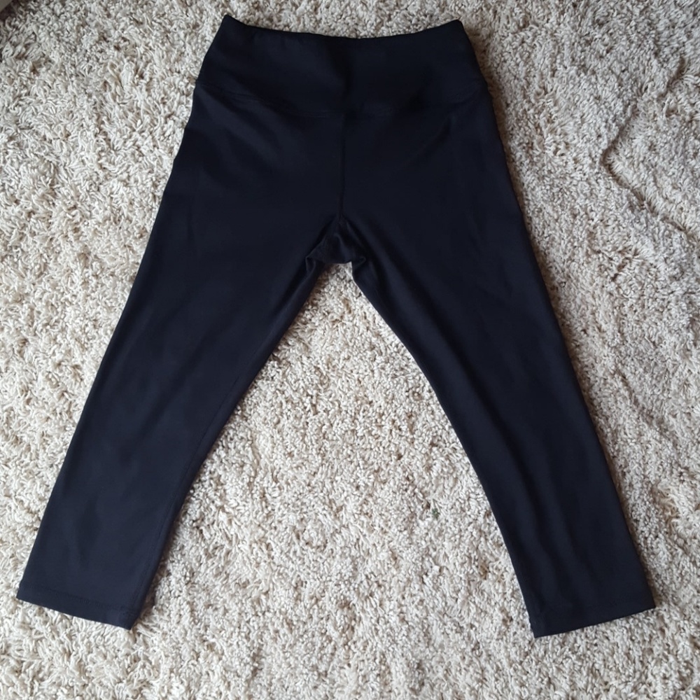 Black Lululemon capris size 4