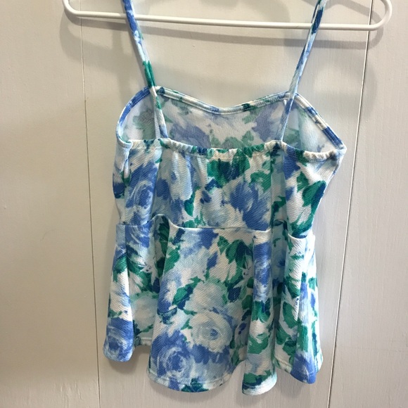 Cute top! - Picture 2 of 3