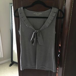 Sleeves tank with satin bow.