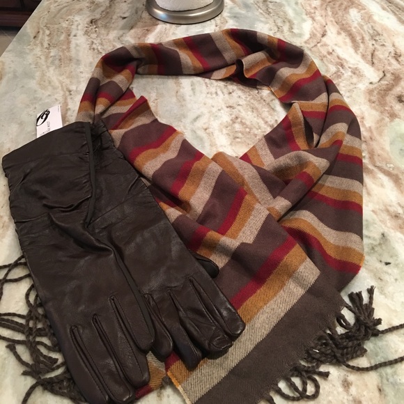 Scarf and gloves - Picture 1 of 4