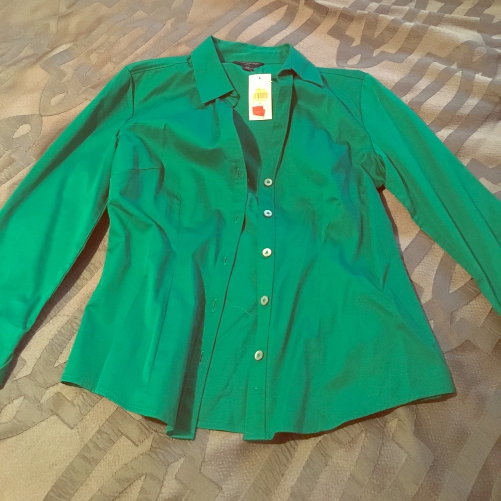 BNWT! Beautiful green Button Front Shirt