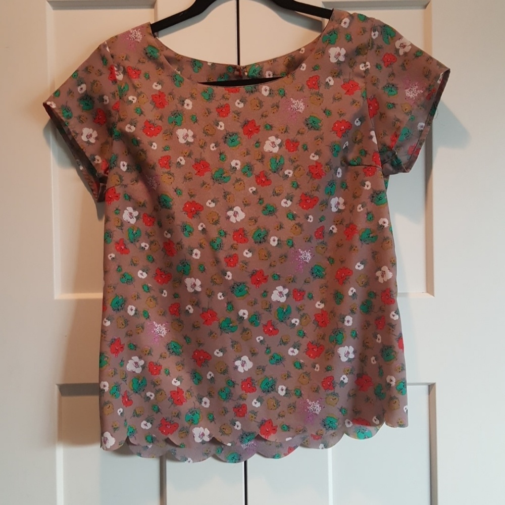 The "scallops on the bottom" Wallpaperher Top