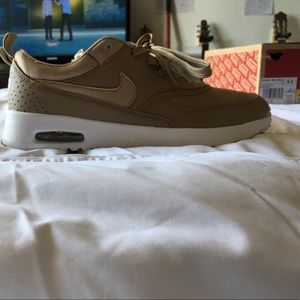 Tan (gold) Nike air max
