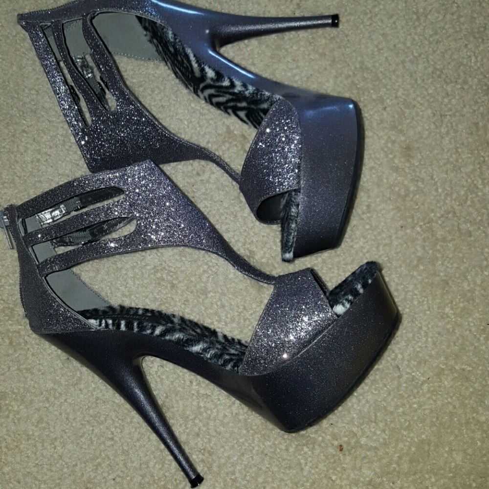 Sexy Silver/pewter heels US Size 8
