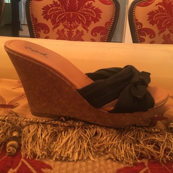 Qupid Wedges - Picture 2 of 3