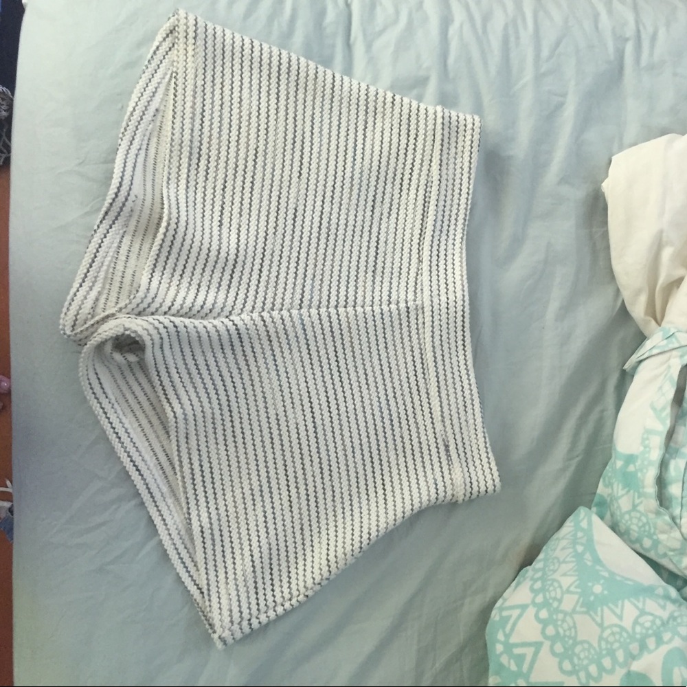Shorts woven with blue and tan patterned stripes