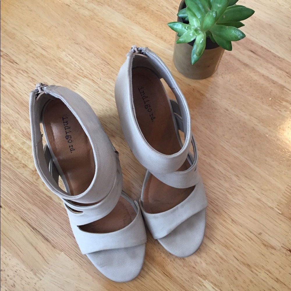Nude Heels 👠