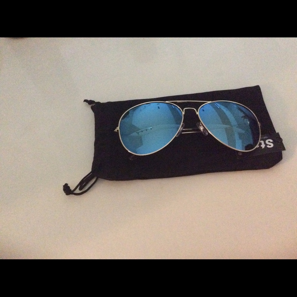 Sunglasses w/ 100 UV Protection