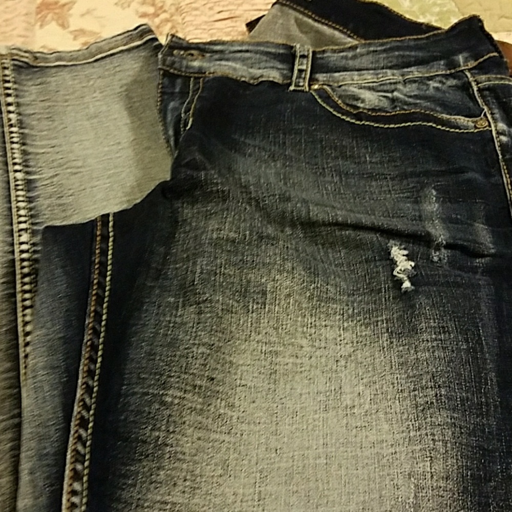 Ariya destruction jeans