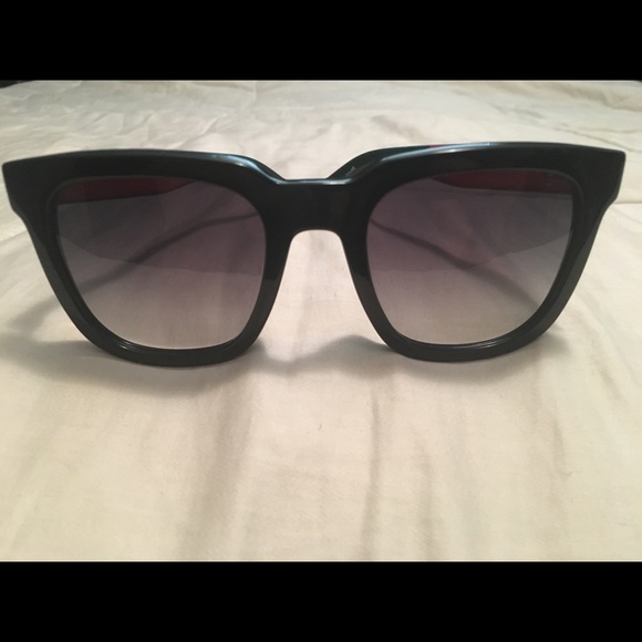 AUTHENTIC GUCCI SUNGLASSES - Picture 3 of 5