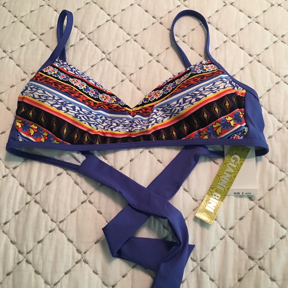 NWT- Gianni Bini bikini top. Size-small
