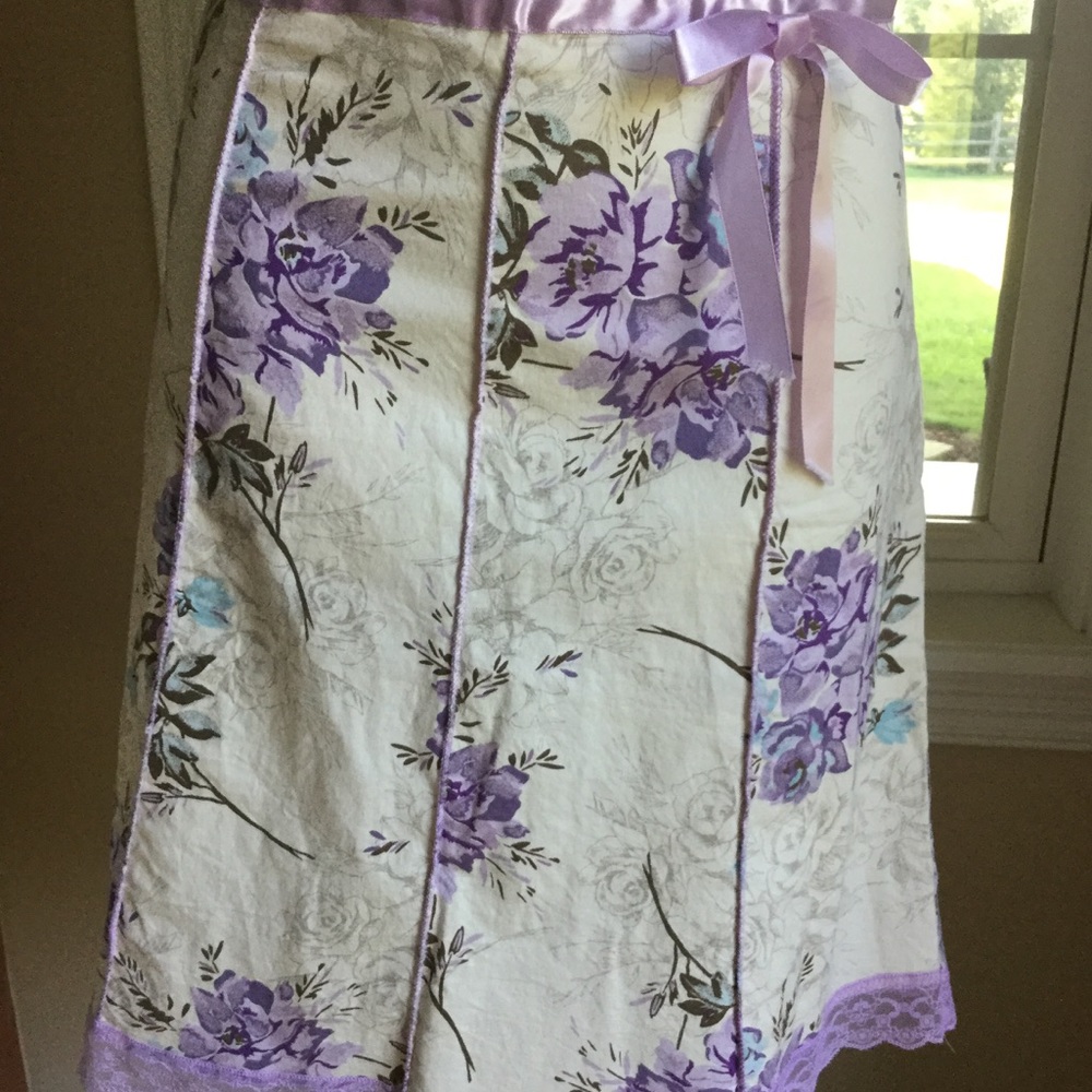 Lovely floral lace trimmed skirt w/ bow detail