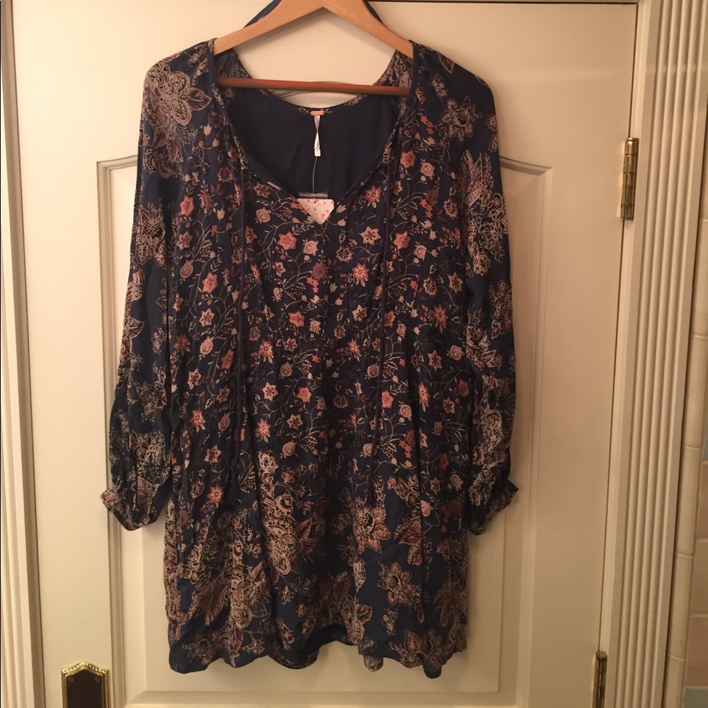 Long sleeved loose fit indigo floral pattern dress