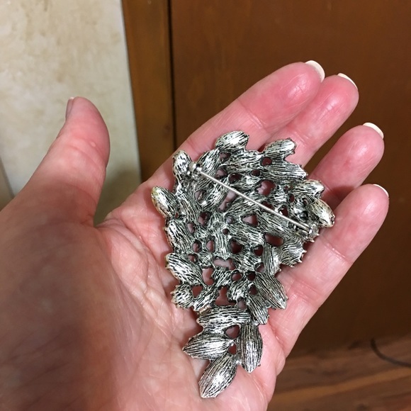 Crystal brooch large. Like new condition. QVC - Picture 2 of 7