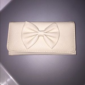Cute white bow wallet/clutch (GREAT FOR BUNDLING)