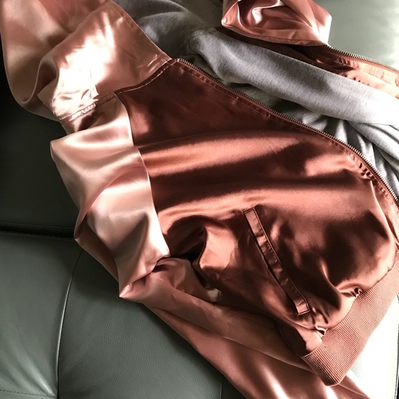 ❤️LAST ONE SMALL❤️ SATIN ROSE CROPT BOMBER - Picture 2 of 7