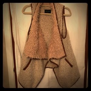 Faux-sherpa vest with vegan-leather trim - size L