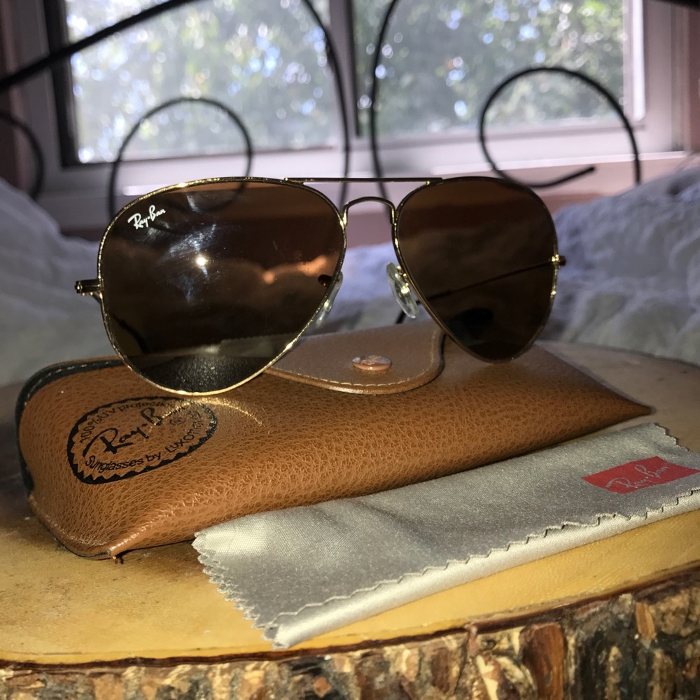 Gold aviator ray bans with case and cloth