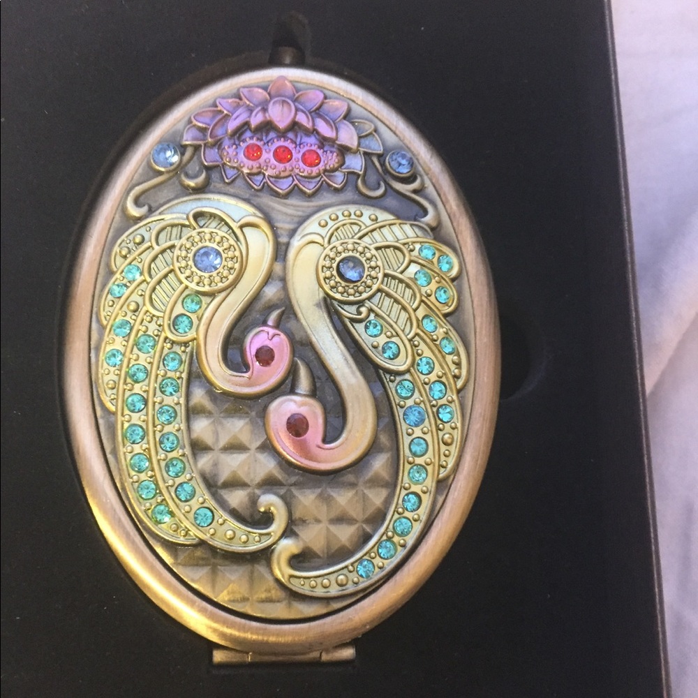 Antique swan compact mirror