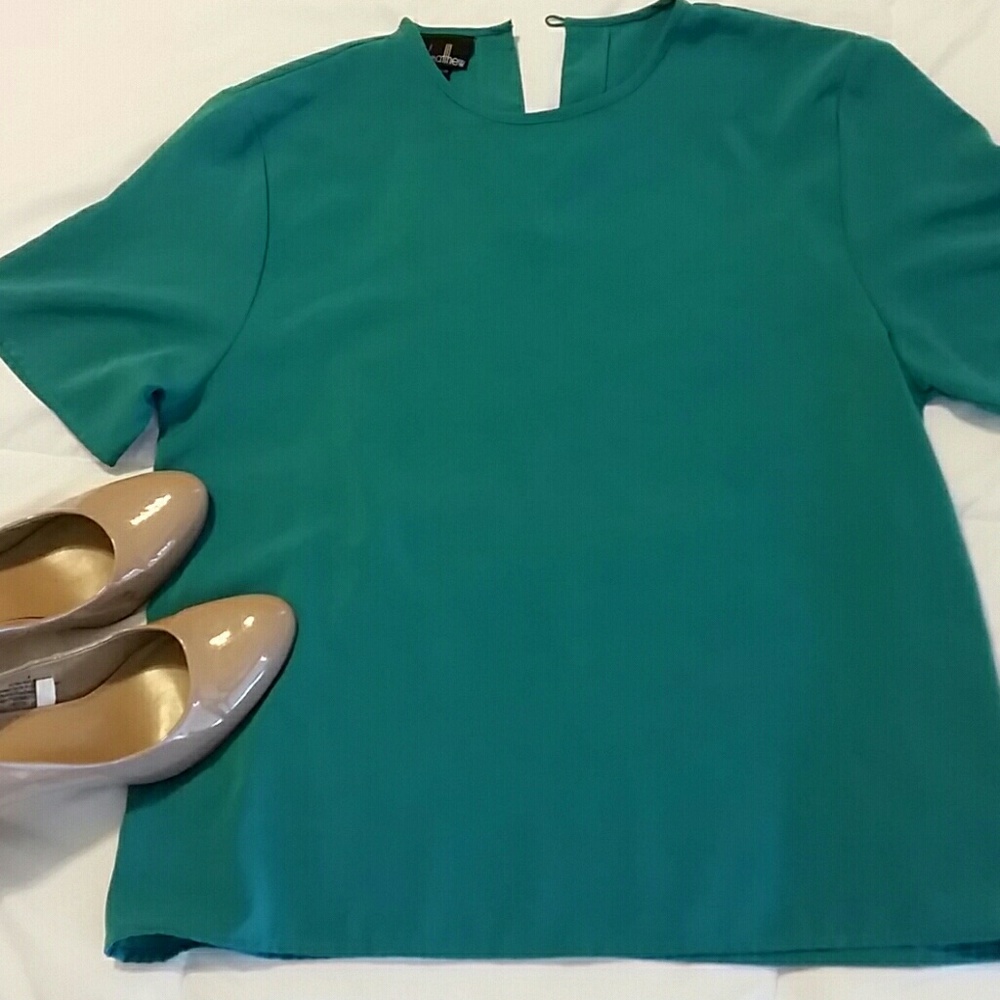 Adorable teal blouse!